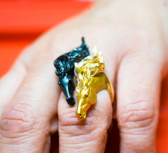Carrera y Carrera a Caballos 2 Anello a forma di cavalli in oro giallo e bianco rodiato nero con diamanti. Copyright: gioiellis.com