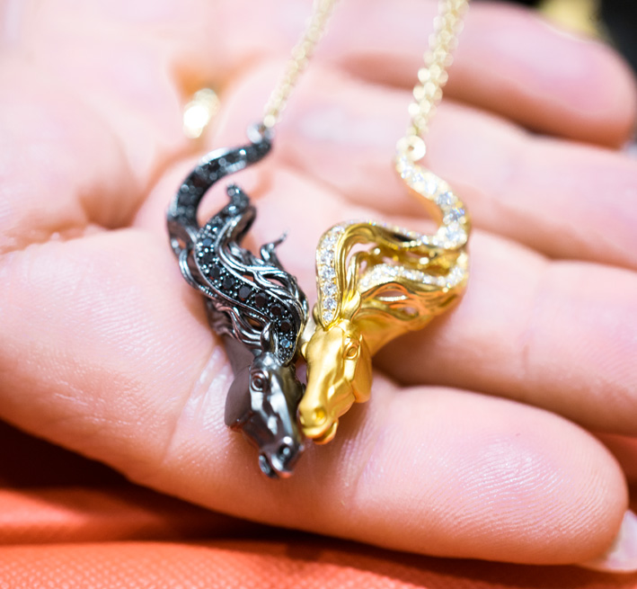 Carrera y Carrera a Caballos 3 Collana della collezione Ecuestre. Copyright: gioiellis.com