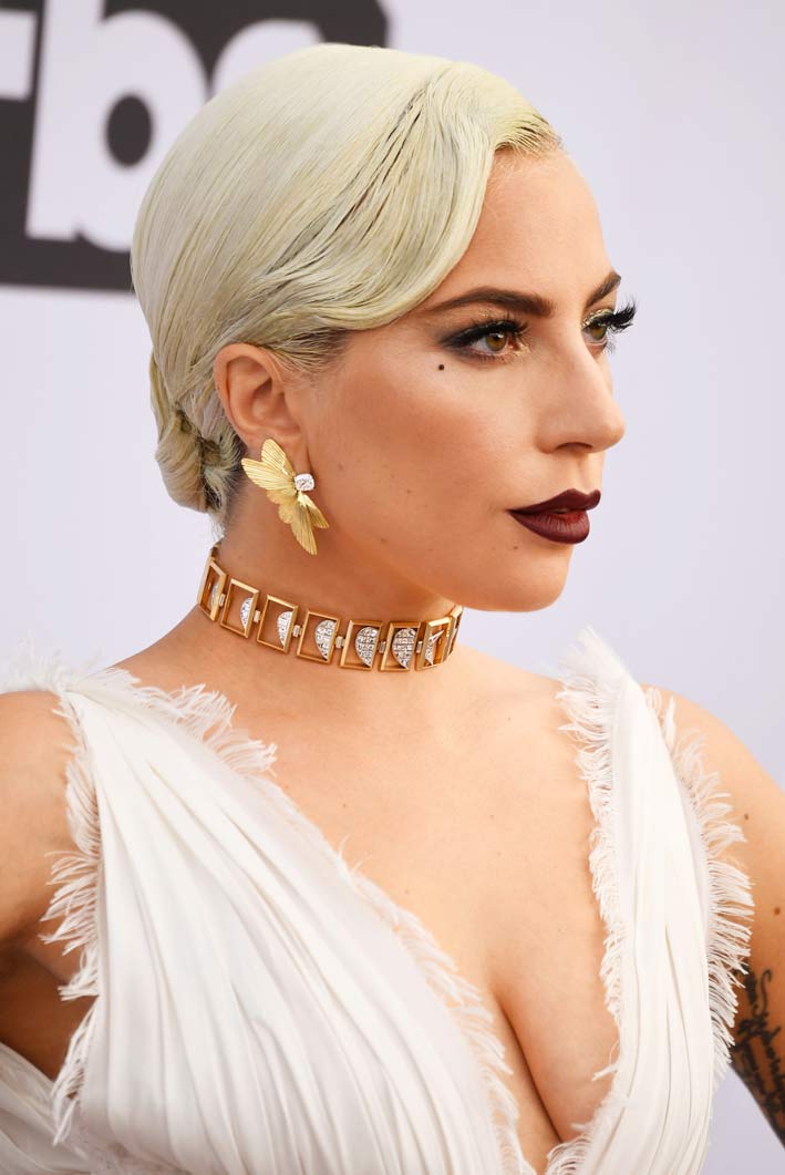 Lady Gaga con collana e orecchini in oro giallo e diamanti