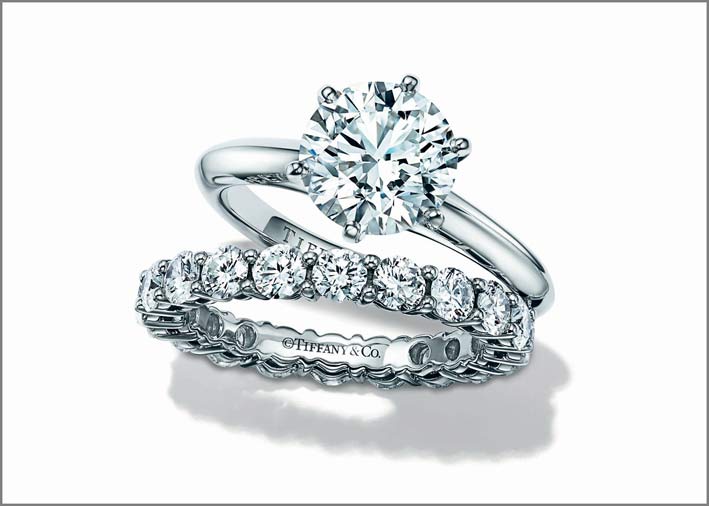 Anello Tiffany Setting e fede Tiffany Embrace in platino e diamanti