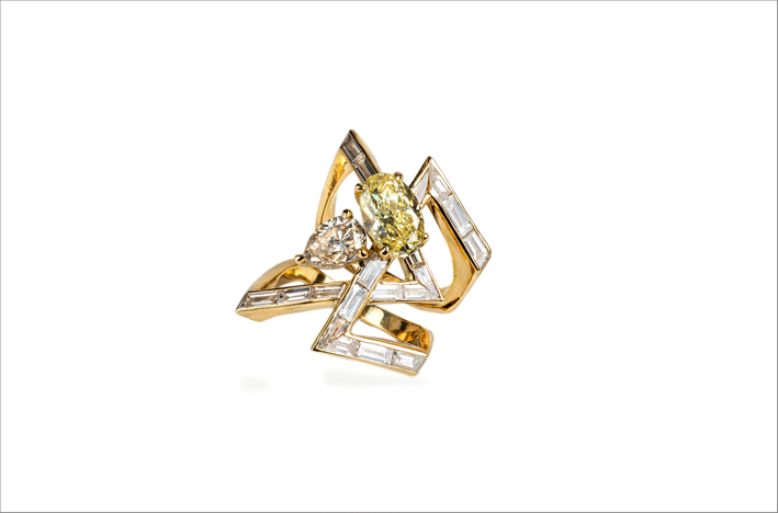 Anello di fidanzamento con diamanti bianchi e gialli