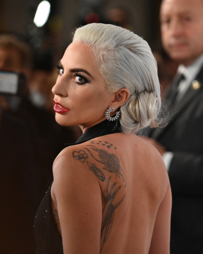 Lady Gaga con orecchini di Messika al The National Board of Review Annual Awards Gala a New York