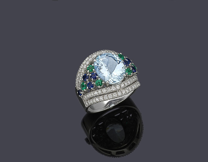 Anello in orombianco con acquamarina, diamanti, zaffiri e smeraldi