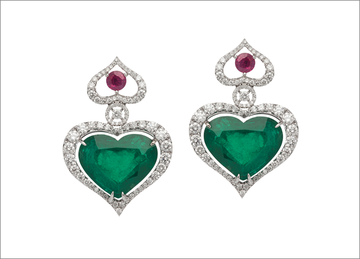 Orecchini con due smeraldi colombiani a forma di cuore (26.05 carati), oro bianco 18 carati, diamanti bianchi (3,43 carati), e due rubini (di 1,22 carati)