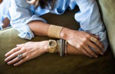 L'abbinamento della designer Carolina Bucci, i suoi bracciali assieme a un orologio Audemars Piguet