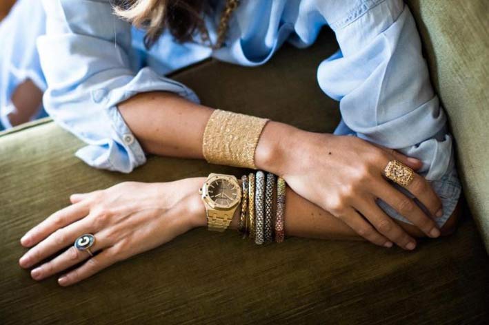 L'abbinamento della designer Carolina Bucci, i suoi bracciali assieme a un orologio Audemars Piguet