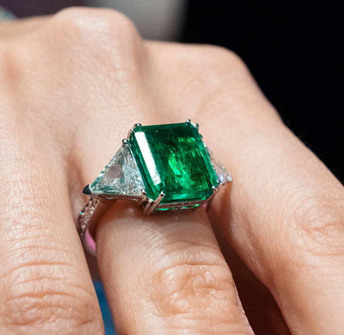 Anello di Crieri con smeraldo colombiano e diamanti a taglio triangolare. Copyright: gioiellis.com