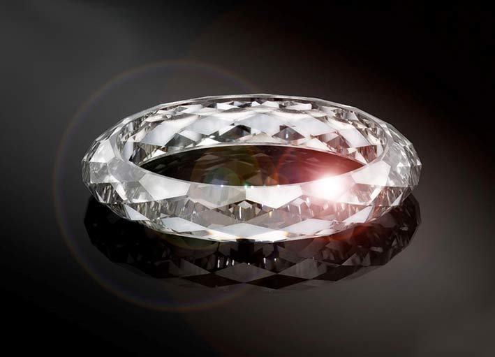 Il diamante sintetico tagliato ad anello