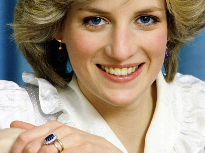 La principessa Diana con l'anello di fidanzamento