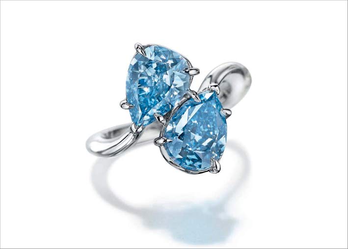 Anello con due diamanti vivid blu del peso di 3,06 e 2,61 carati