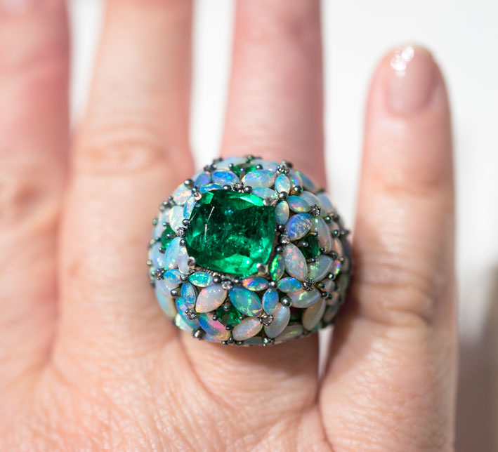 Busatti Milano, anello - in oro e titanio, con smeraldo colombiano di 3,96 carati, diamanti, opali taglio marquise. Copyright: gioiellis.com
