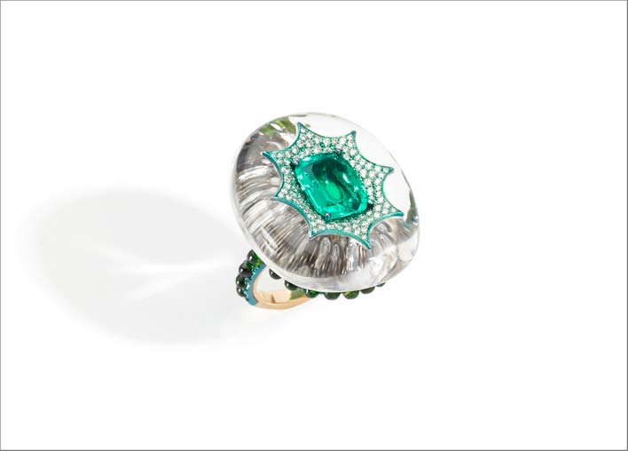 Anello in titanio con smeraldo colombiano incastonato un cristallo di rocca