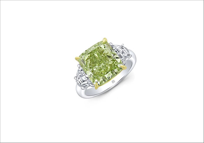 L'anello con diamante verde ricevuto da Jennifer Lopez