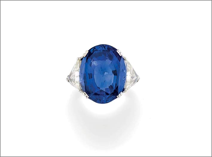 Anello con zaffiro blu Ceylon di 18,39 carati e due diamanti triangolari di 3,85 carati