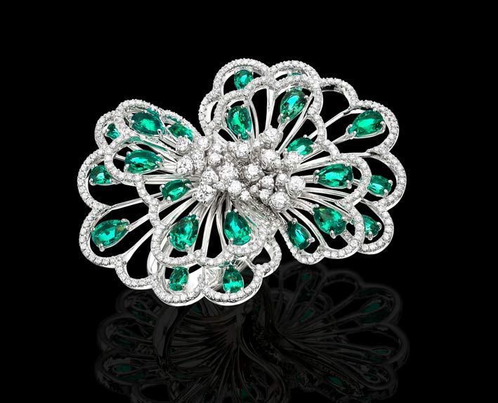 Tissage Collection: anello in diamanti bianchi e smeraldi su oro bianco