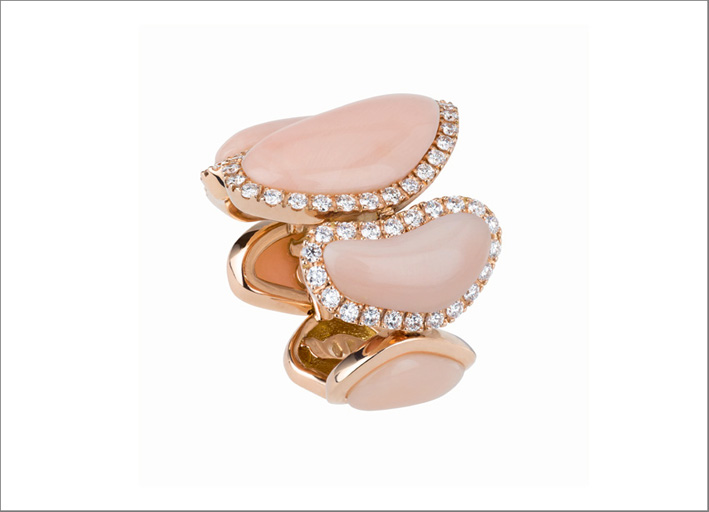 Anello in oro con corallo rosa e diamanti