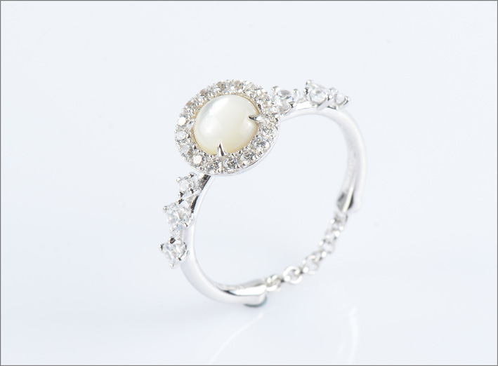 Anello in argento con madre perla e zirconi bianchi, Luna