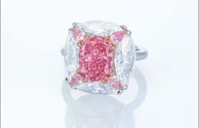 Diamante rosa di 3,43 carati montato su un anello firmato Moussaieff