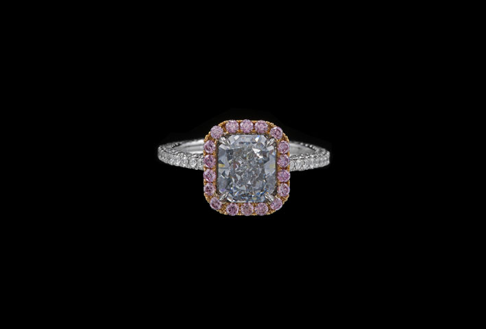 Anello con un raro diamante blu circondato da diamanti rosa e gambo di diamanti bianchi
