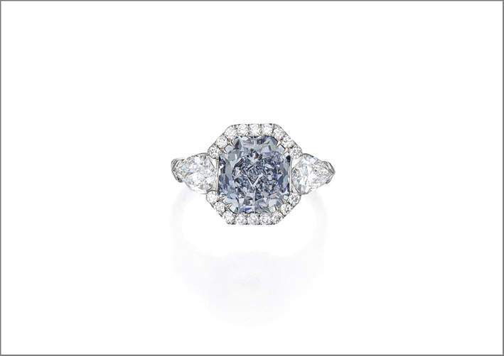 Anello con diamante fancy intense blue e diamanti incolori