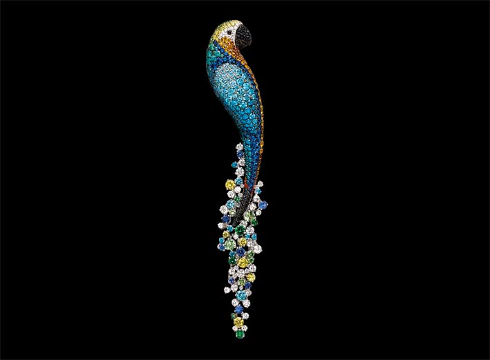 The Curious Parrot: spilla in diamanti bianchi, neri e colorati, zaffiri e pietre semipreziose su oro bianco