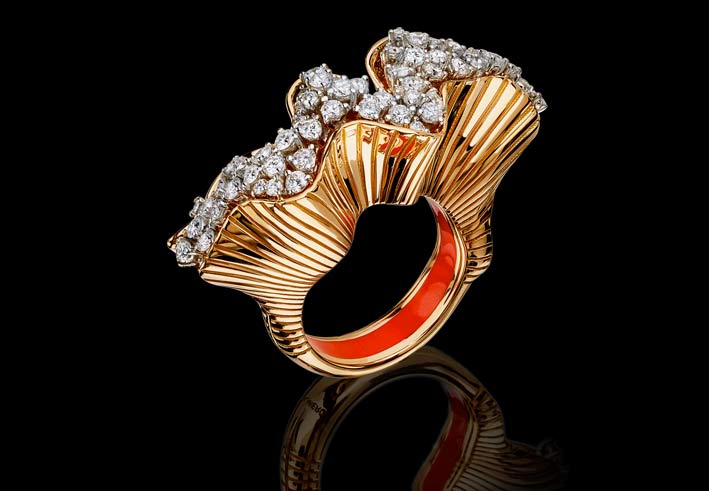 Rays of Sun: anello in diamanti bianchi su oro rosa e una banda interna di smalto rosso