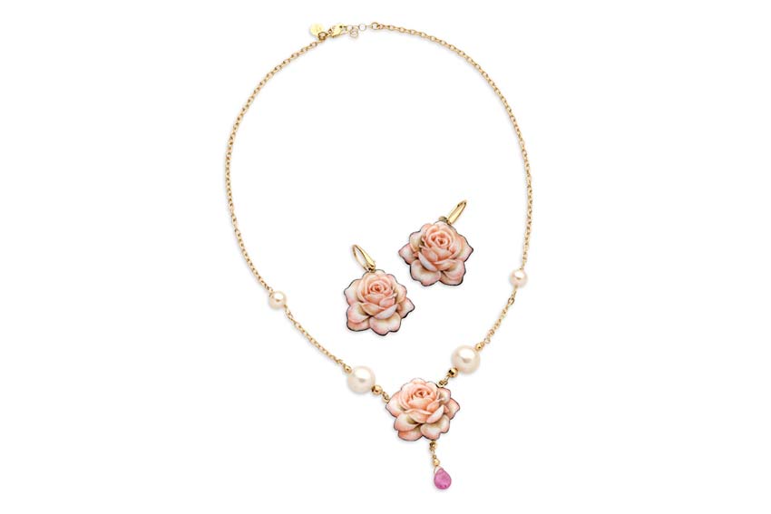 Collana e orecchini in oro 18 carati con rose dipinte a mano, perle, un rubino 