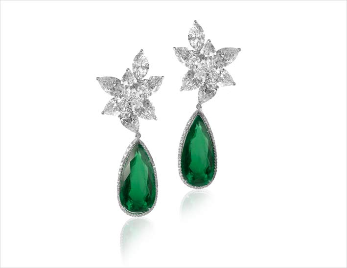 Orecchini pendenti con smeraldi taglio pera e diamanti marquise