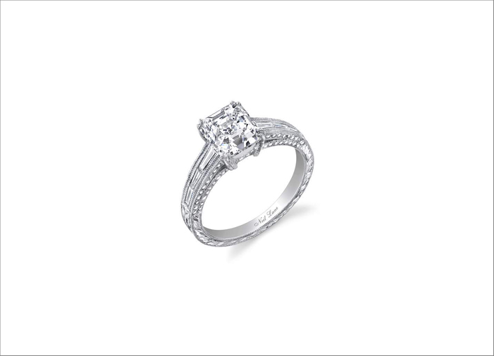 Classico anello con diamante taglio smeraldo su platino 