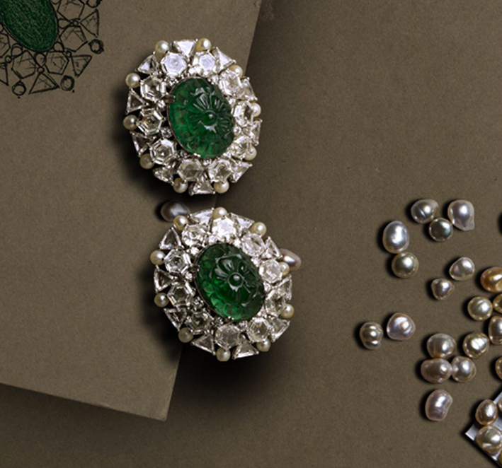 Orecchini con smeraldi intagliati, diamanti e perle