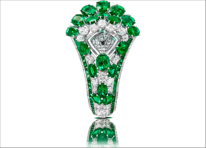 Orologio con smeraldi e diamanti con una silhouette a ventaglio con smeraldi ovali e diamanti bianchi