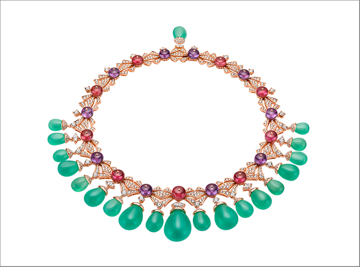 Collier con crisoprasio per 220 carati, 10 perle di ametista, 9 perle di tormalina rosa, 6 diamanti taglio marquise, 24 diamanti taglio brillante e pavé di diamanti