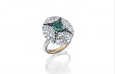 Anello in platino con diamante deep luish green taglio cuscino di 4,40 carati e diamanti bianchi