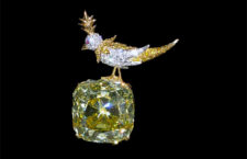 Bird on a Rock, spilla con un diamante fancy yellow