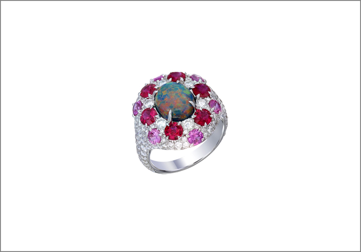 Anello con opale, rubini, zaffiri rosa e diamanti
