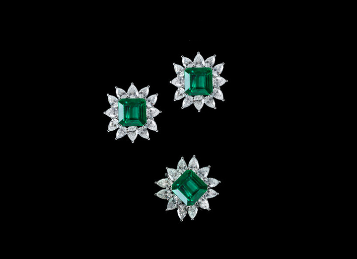 Set di orecchini e anello con smeraldi e diamanti