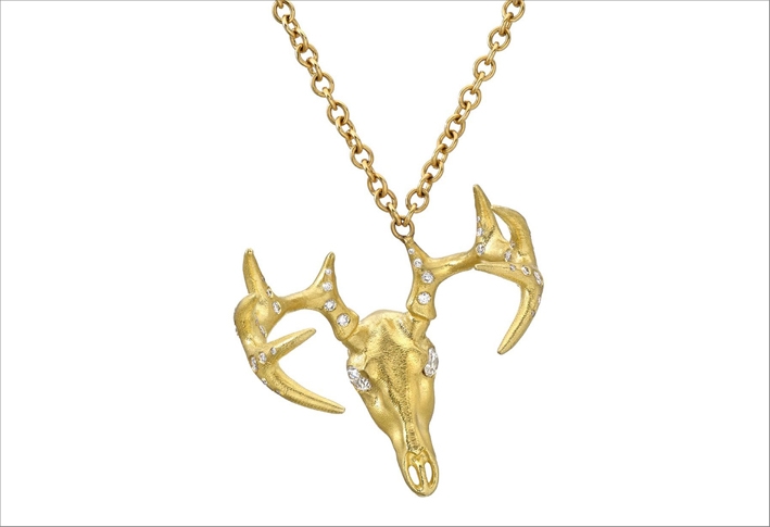 Collana con ciondolo a forma di teschio di cervo in oro 18 carati e diamanti