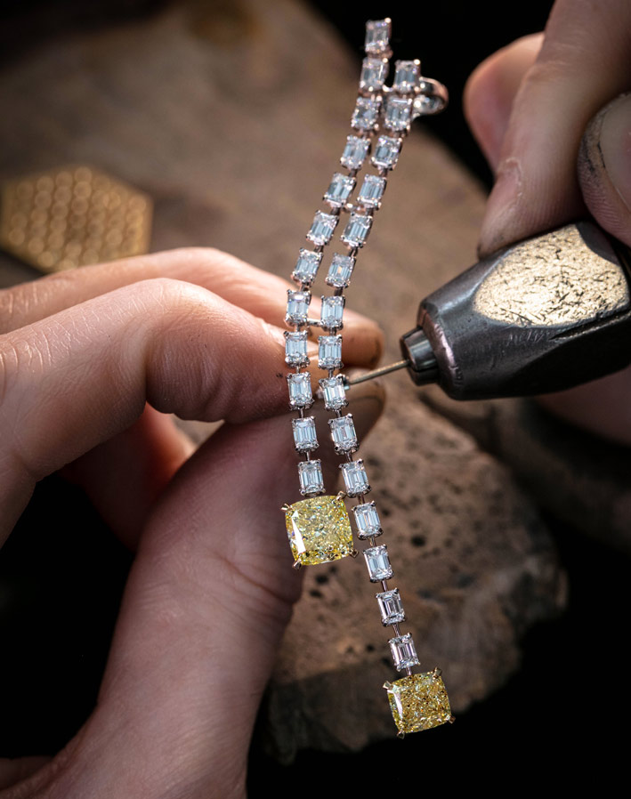 La collana ispirata a un lazo, con 249 diamanti taglio smeraldo. Oltre a due diamanti naturali taglio cuscino giallo, uno da 5,6 carati e l'altro da 7,5 carati