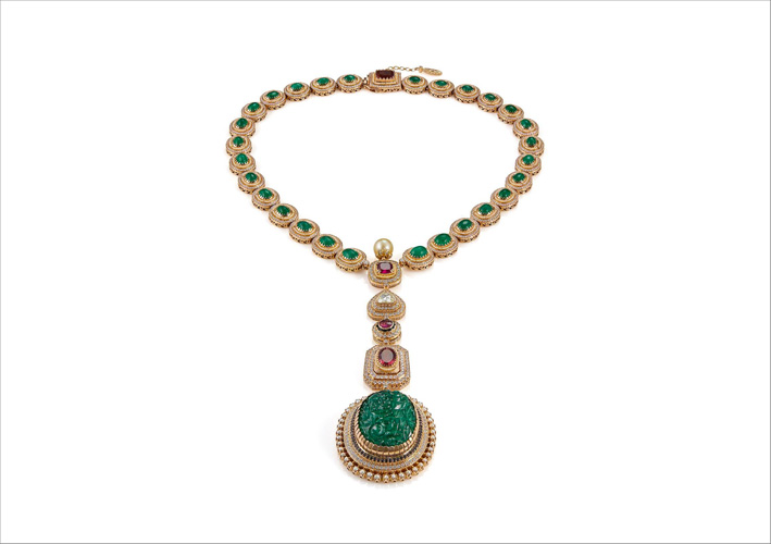 Collana con smeraldo intagliato, rubini, diamanti
