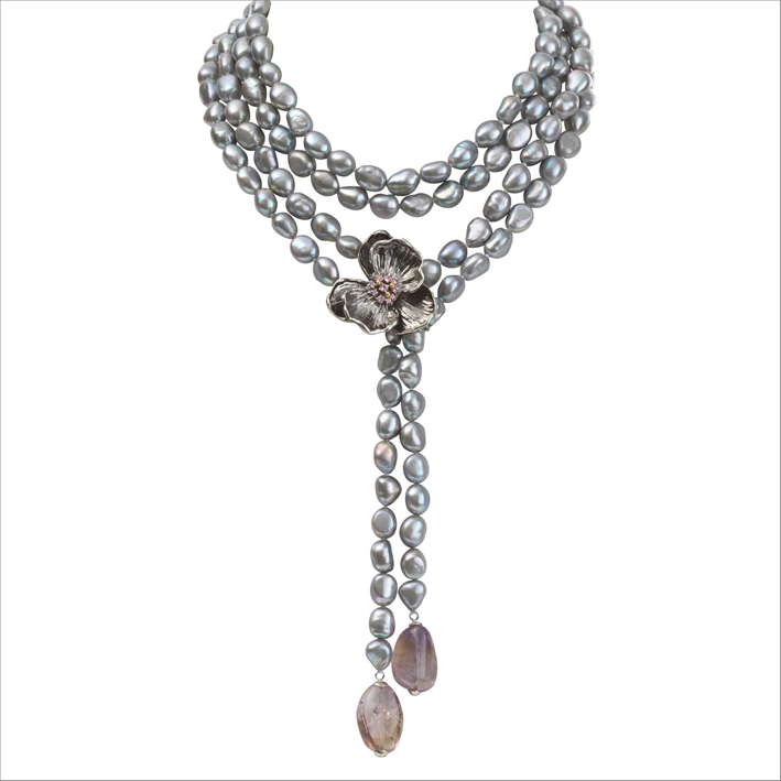 Collana con perle grigie, ametrine, zaffiri viola