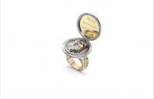 Anello con immagine di Oscar Wilde è una famosa frase pronunciata durate il suo processo: The love that dares to speak its name (l'amore che non osa pronunciare il suo nome)