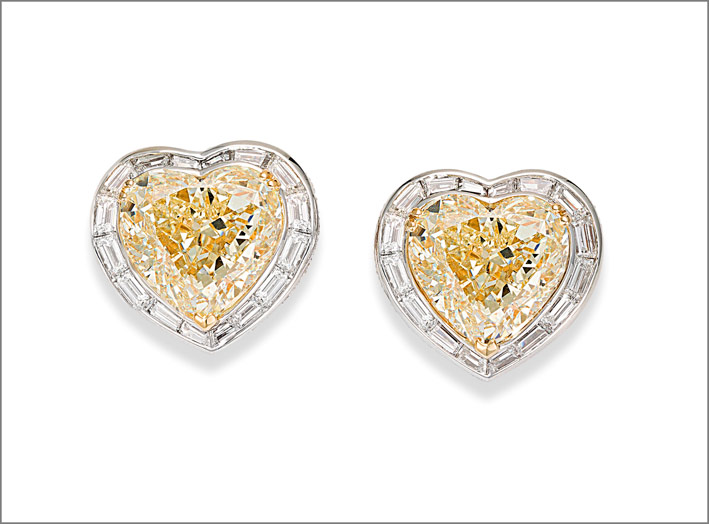 White and yellow gold earrings. White gold fancy yellow diamond (19.92 ct) and diamond (4.48 ct) earrings set in white and yellow gold