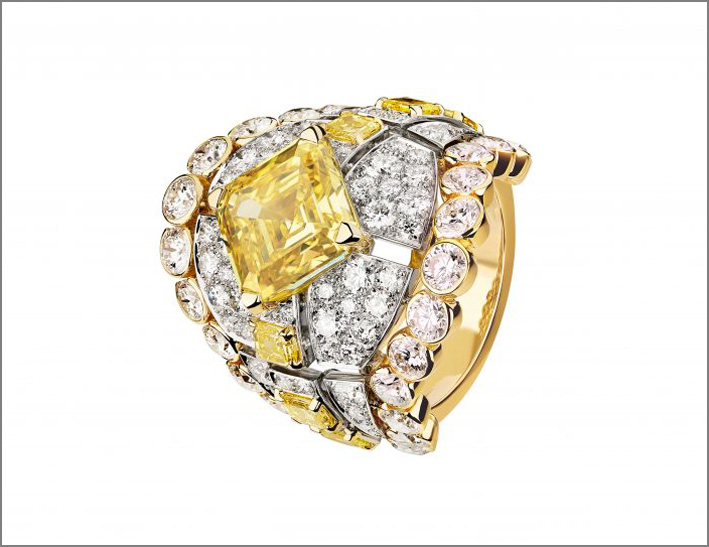 Anello Roubachka in oro giallo, con diamanti bianchi e fancy yellow