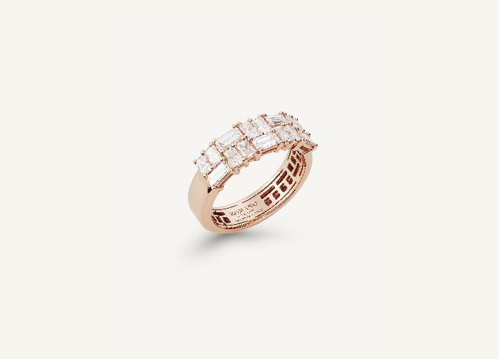 Anello della collezione Brick in oro rosa e 10 diamanti baguette, 5 diamanti taglio smeraldo