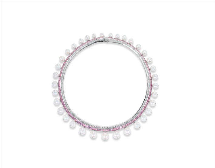 La collana in platino, perle, diamanti, zaffiri vincitrice nella categoria Best in Platinum ai Couture Design Awards 2023