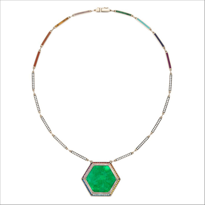 Collana di Noor Fares con zaffiri, diamanti, smeraldo