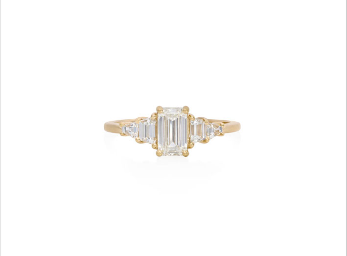 Anello in oro 14 carati con al centro un diamante taglio smeraldo