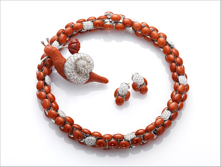 Collana e orecchini in corallo rosso e diamanti