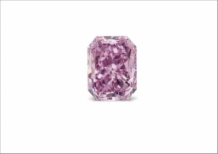 De Beers Group on X: While all natural fancy colour diamonds are rare,  some shades are much more so than others – red being amongst the rarest of  all. Curious about diamonds?