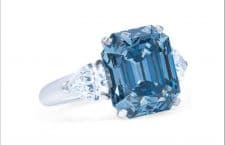 Anello con diamante  fancy deep blue di 7,03 carati montato da Moussaieff